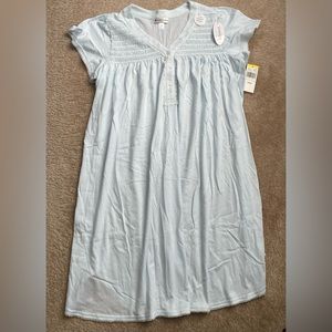 Women’s size medium sleeveless nightgown.